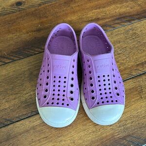 Toddler girls purple native shoes size 10